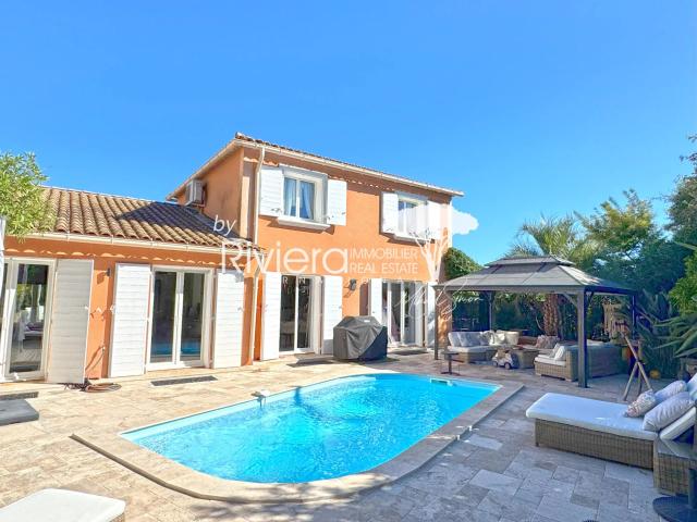 Dans résidence fermée, villa avec piscine !