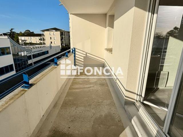Dans résidence récente sécurisée avec gardienne, 2 pièces 33 m2 avec grand balcon + pkg en sous sol, vendu libre de locataire