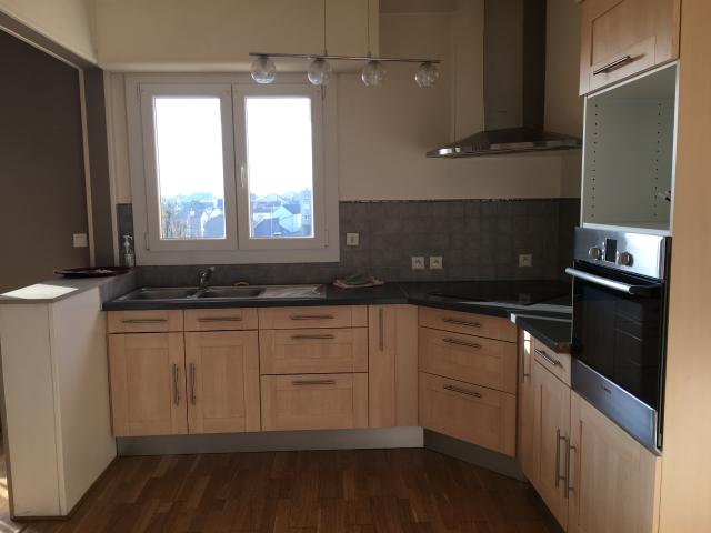 Dans résidence sécurisée et proche du centre ville, appartement de type 2 refait à neuf avec garage