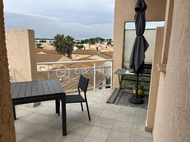 Dans résidence sécurisée face à la plage, appartement T5 avec terrasse, piscine et place de parking privative