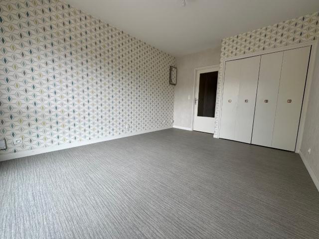 Dans résidence sécurisée, studio à louer avec parking