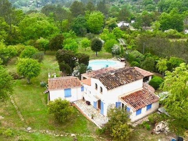 Dans un magnifique cadre bucolique, villa de charme sur 2 ni. 99m² Claviers