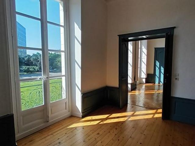 Dans un magnifique immeuble du XVIII ème siècle classé au titre des Monuments Historiques, splendide appartement de 116 m²