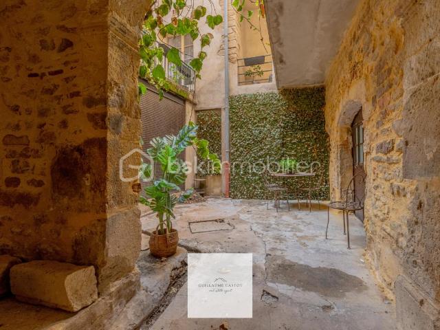 Dans un ancien cloître, appartement de charme + dépendances