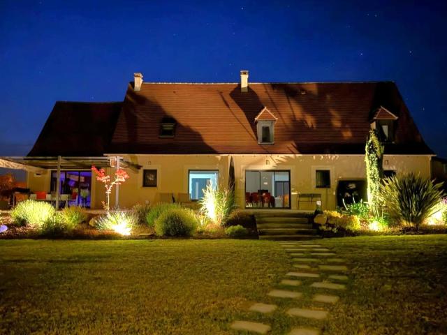 Dans un beau village en situation dominante, maison contempo. 208m² Gourdon