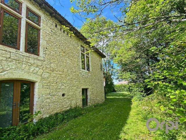 Dans un beau village proche de Saint Clar, maison en pierre. 268m² Saint Clar