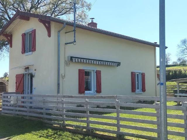 Dans un bel endroit, jolie petite maison, ancienne gare aménagée