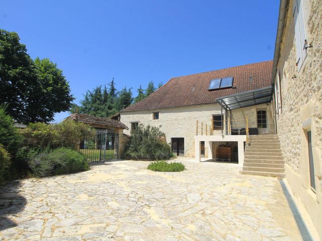 Dans un bourg avec commerces et services, belle propriété éq. 338m² Gourdon