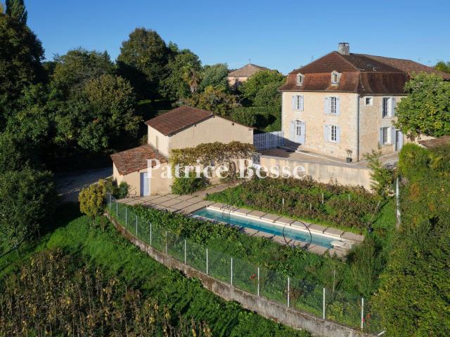 Dans un bourg du Périgord vert, proche de Ribérac, dominant. 181m² Ribérac