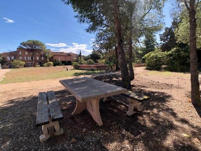 Dans un cadre atypique dans un parc privé en bord d'étang