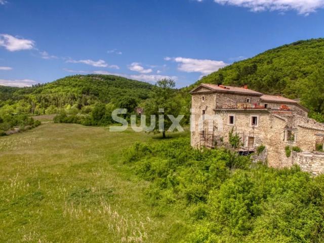 Dans un cadre exceptionnel mas a rénover 400m² Grignan