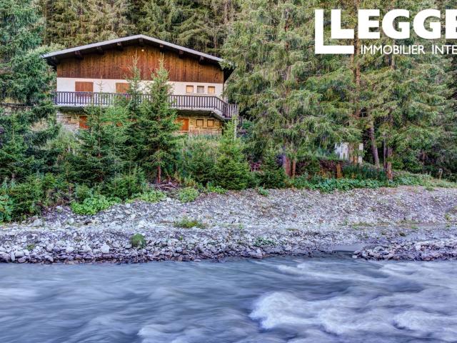 Dans un cadre insolite et privilege, un grand Chalet a renove a Champagny le Haut
