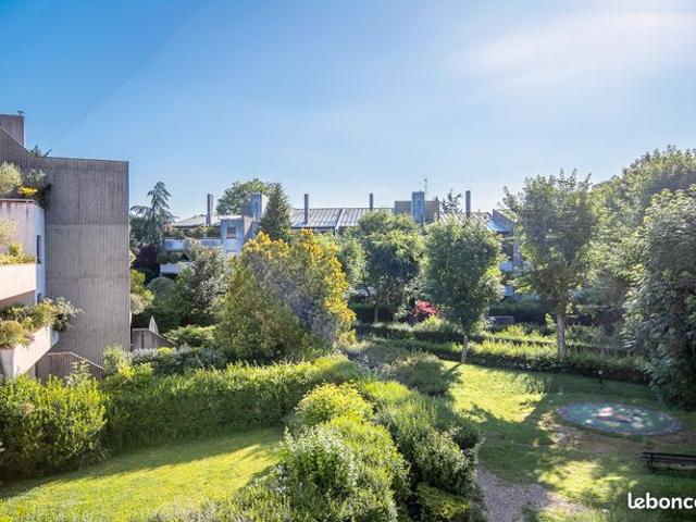 Dans un cadre privilégié à Ville d'Avray appartement familial de 5p/3ch de 120m² avec terrasse bien exposée