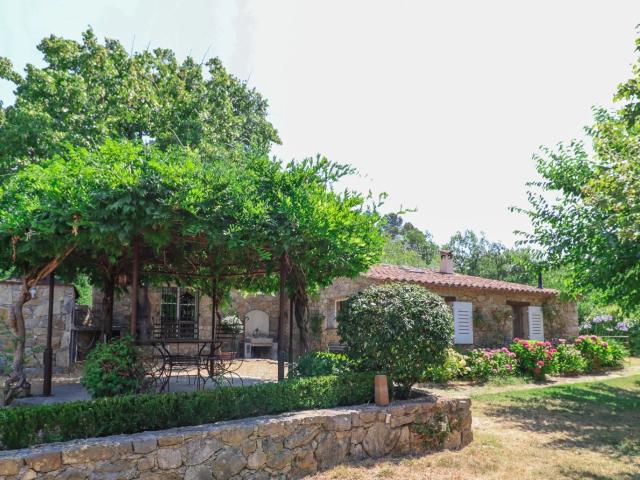 Dans un cadre rural avec le charme d’un petit hameau de 3 lo. 110m² Fayence