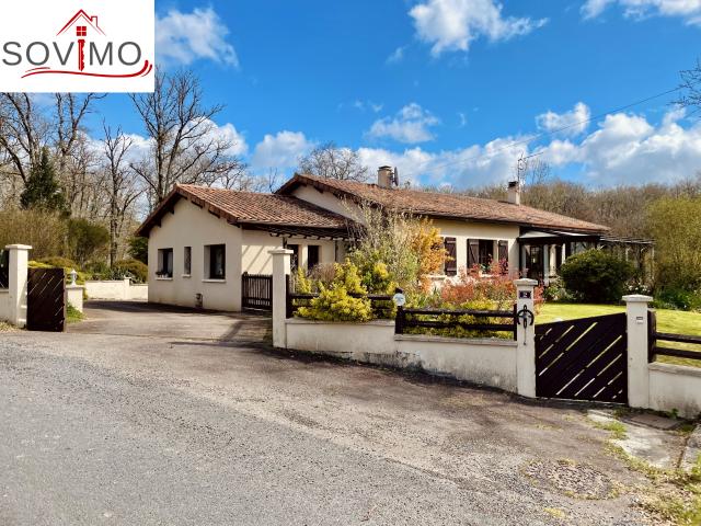 DANS UN CADRE VERDOYANT, BELLES PRESTATIONS, JOLIE MAISON DE VILLAGE RÉNOVÉE PLAIN PIED AVEC SOUS SOL ET PARC