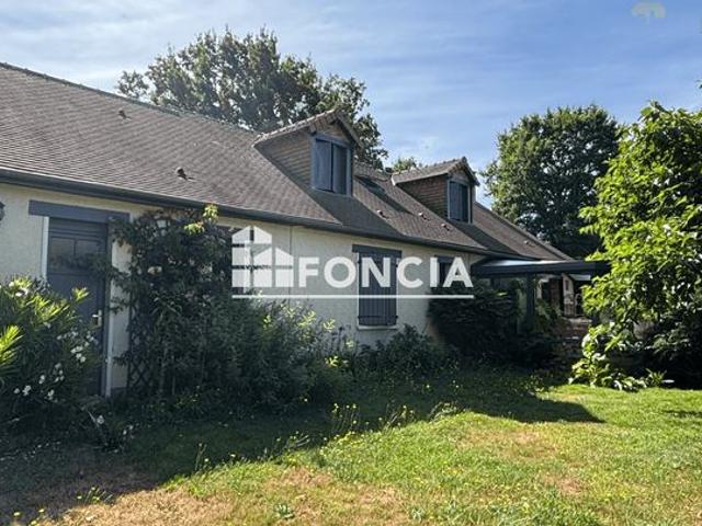 Dans un cadre verdoyant sur 4700m2 de terrain Maison familiale avec piscine