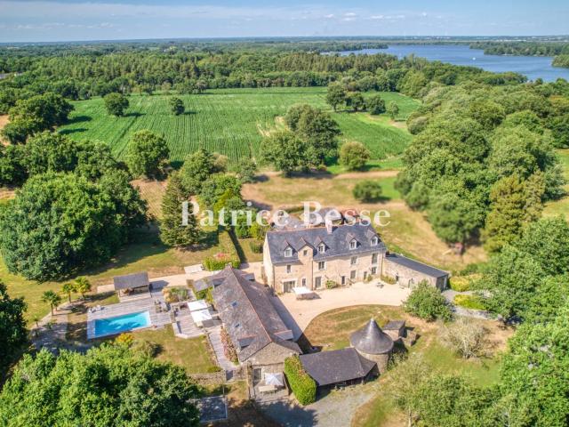 Dans un domaine privé aux environs de Nantes, un manoir du 1. 570m² Nantes