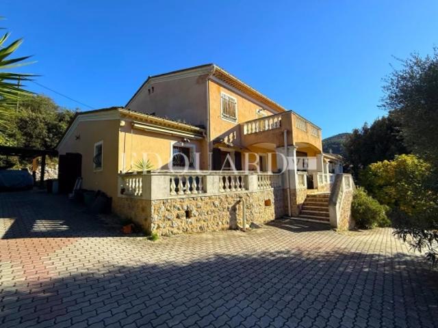 Dans un domaine privé proche de La Turbie, à vendre villa présentant un potentiel important