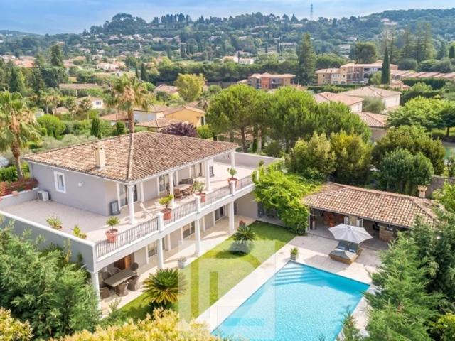 Dans un domaine proche de Mougins School