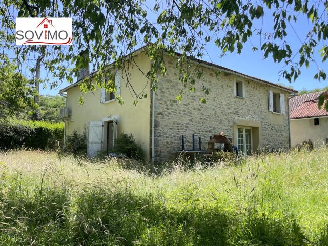 Dans Un Endroit Verdoyant, Ancienne Grange En Pierre Convert. 166m² Manot