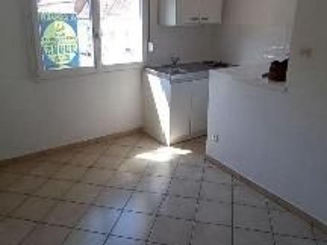 DANS UN IMMEUBLE EN COPROPRIETE: un appartement avec au RDC: un hall d'entrée, un garage e.