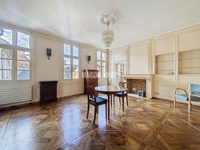 Dans un immeuble XVIIIème, centre historique de Rennes, bel appartement à vendre