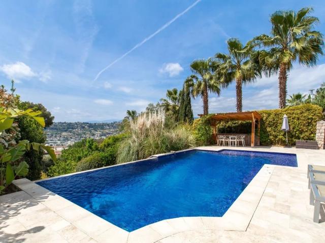 Dans un lotissement fermé de 6 villas. Villa contemporaine r. 193m² Nice