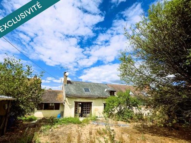 Dans un petit hmaeau: Maison de campagne avec dépendances, à rénover entièrement !