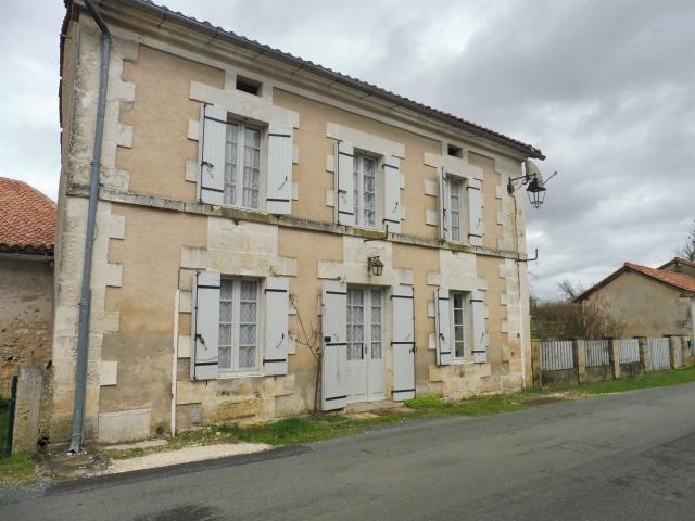 Dans Un Petit Village De La Double 155m² Ponteyraud