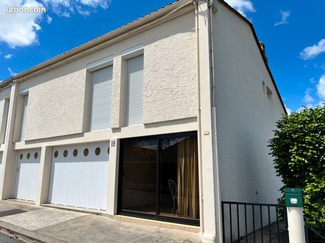 Dans un quartier calme à proximité des commerces, jolie maison de 96m2, 2 garages et jardin