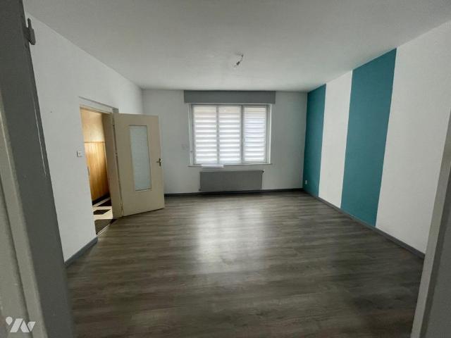 Dans un quartier calme, agréable et à deux pas de la plage, cette maison de 100 m² offre un cad.