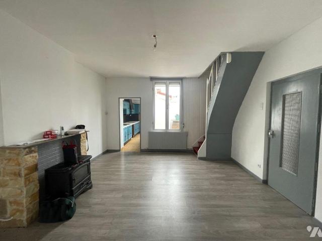 Dans un quartier calme, agréable et à deux pas de la plage, cette maison de 100 m² offre un cad.