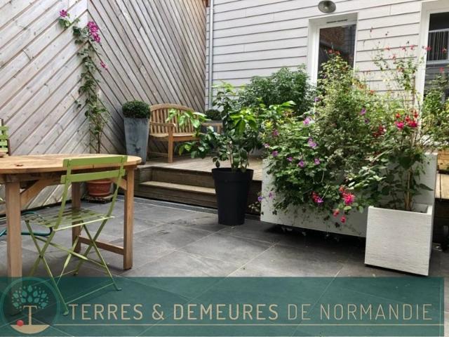 Dans un quartier historique, en centre ville d'Eu, proche de la mer, en Normandie
