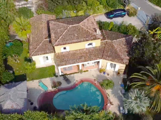 Dans un quartier prisé au sud de VENCE, trés jolie villa de