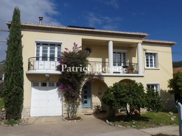 Dans un quartier résidentiel de l'ouest de Toulon, une maison de