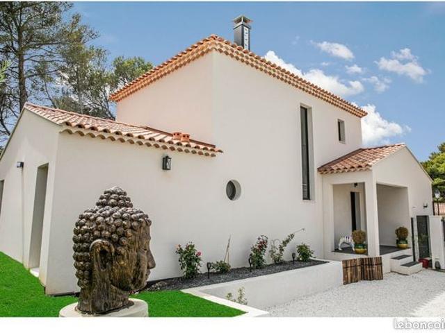 Dans un quartier résidentiel prisé, cette maison contemporaine à demi étage séduit par son architect