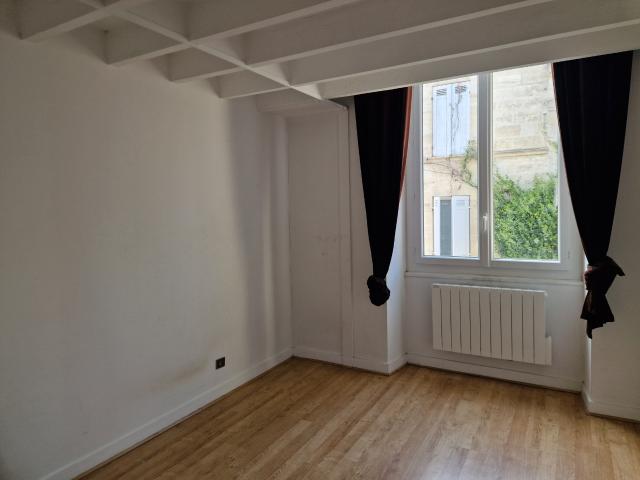 DANS UN QUARTIER TRES PRISE DES CHARTRONS, DUPLEX 134 M2