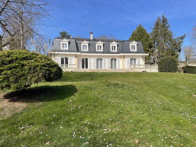Dans un secteur très recherché, très calme mais à proximité de tout. voici une superbe villa !