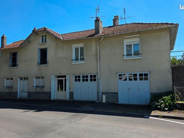 Dans un village du Haut Limousin, venez découvrir cette grande maison d'habitation à finir de rénover