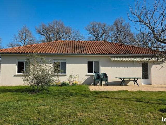 Dans un village du haut Limousin, où vous trouverez tous les services essentiels au bon fonctionnement de la vie d'une commune, venez découvrir ce