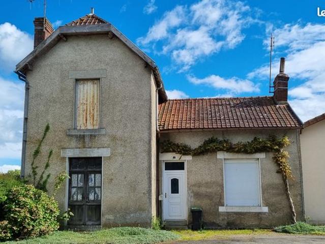 Dans un village du haut Limousin, où vous trouverez les services essentiels au fonctionnement d'une commune, venez découvrir cette maison d'habitation