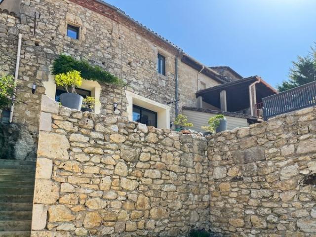 Dans un village haut perché, maison ancienne entièrement rén. 108m² Castelnau d'Arbieu