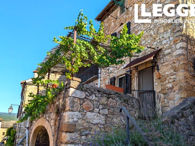Dans un village pittoresque protégé, maison sur 3 étage avec 3 terrasses et vue imprenable