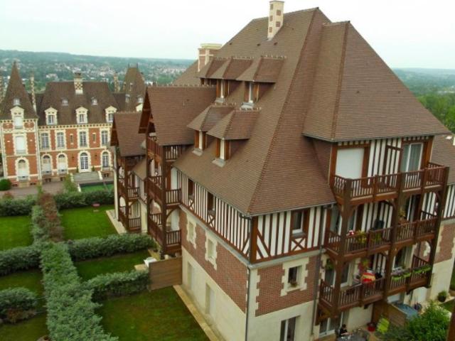 Dans une très belle résidence Les terrasses du Mont Canisy et à proximité de l'hippodrome, 20mn. Deauville 14800
