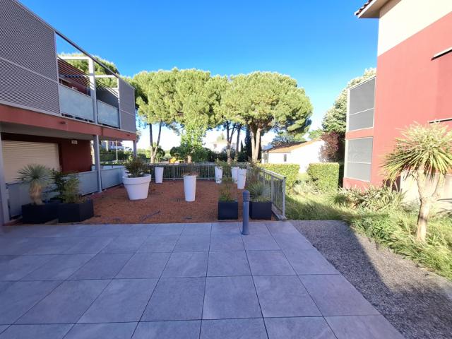 Dans une belle résidence de standing arboré avec piscine, dé