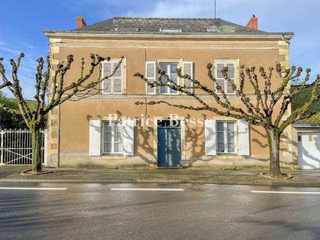 Dans une cité du sud de la Mayenne, une maison du 19e s et son