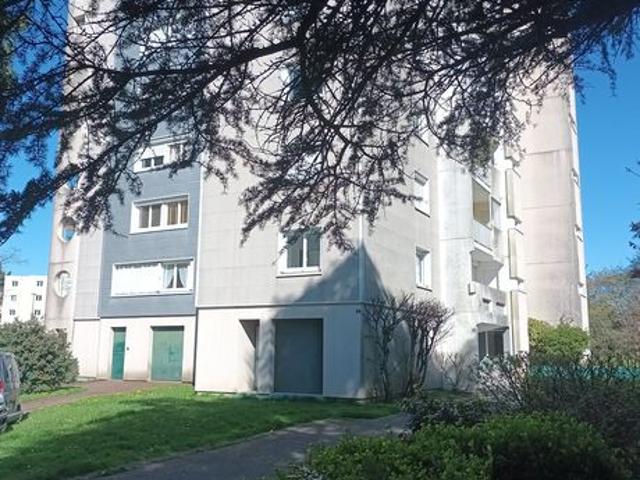 Dans une copropriété calme et verdoyante, appartement de type 4 de 82 m²