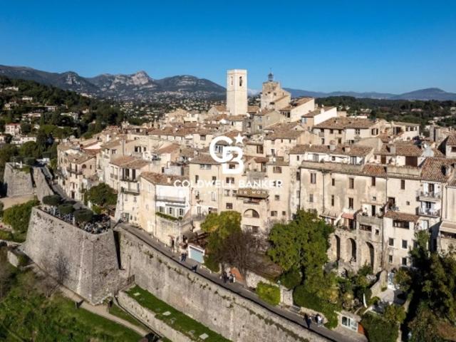 DANS UNE MAISON DE VILLAGE APPARTEMENT TRIPLEX AU DERNIER ÉTAGE AVEC TERRASSE ET VUE PANORAMIQUE