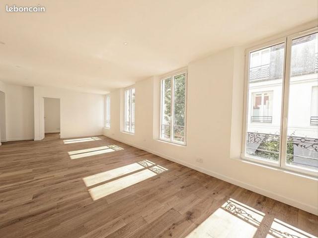 Dans une maison, un appartement au 1er étage, au cœur d’une voie privée emblématique du 11ème arrondissement