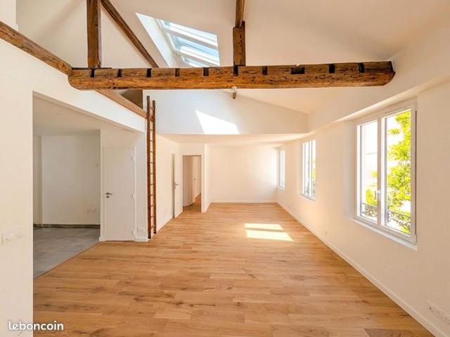 Dans une maison, un appartement au 2ème et dernier étage, au cœur d’une voie privée emblématique du 11ème arrondissement